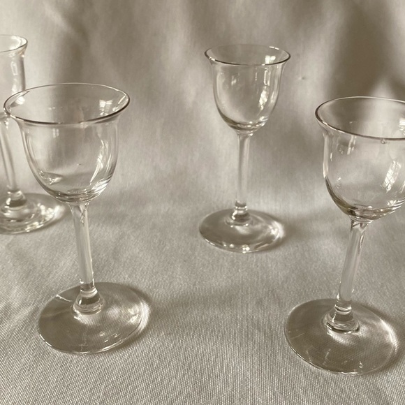 Beautiful Set of 4 Cordial Glasses Adorabley Sweet - Picture 5 of 10